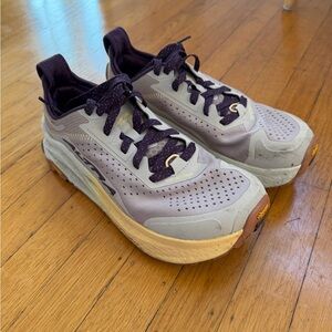 Altra Women’s Olympus 6 in Taupe (10.5)